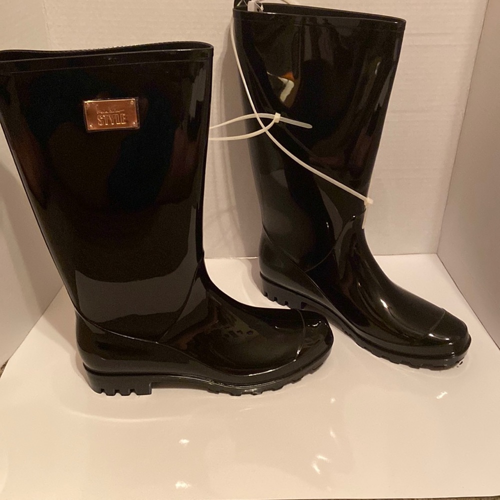 Brand new rain boot with tags Nicole Miller with box